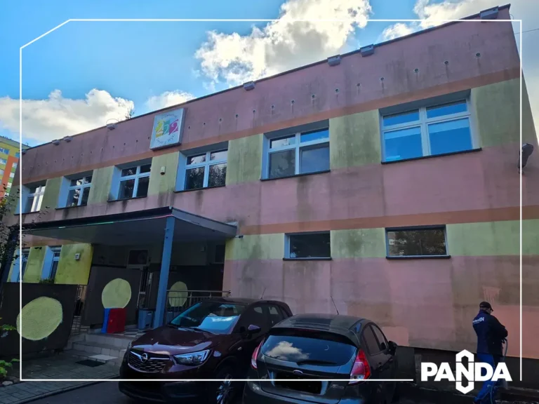 Mycie elewacji przedszkola efekt przed