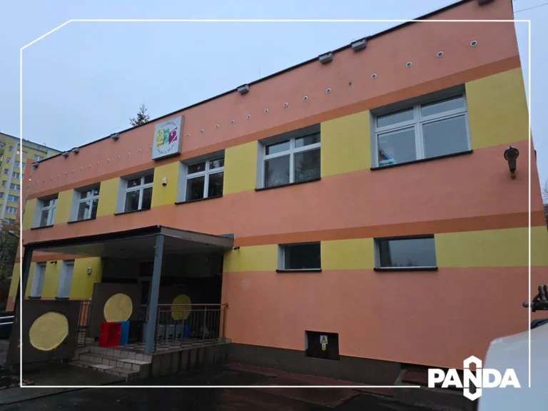 Mycie elewacji przedszkola efekt po